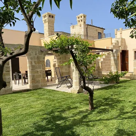 Comfortable House With Fenced Garden - - Fireplace *