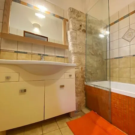 Comfortable House With Fenced Garden - - Fireplace *