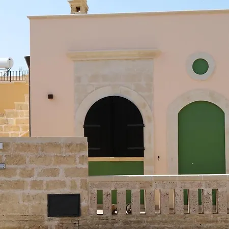 Comfortable House With Fenced Garden - - Fireplace *
